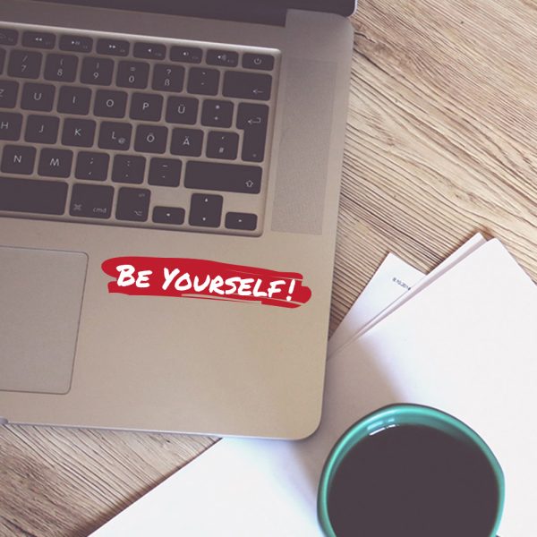 מדבקה בצבע אדום ולבן לעיצוב מחשב נייד - "BE YOURSELF"