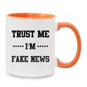 " TRUST ME I'M FAKE NEWS" מודפס על כוס