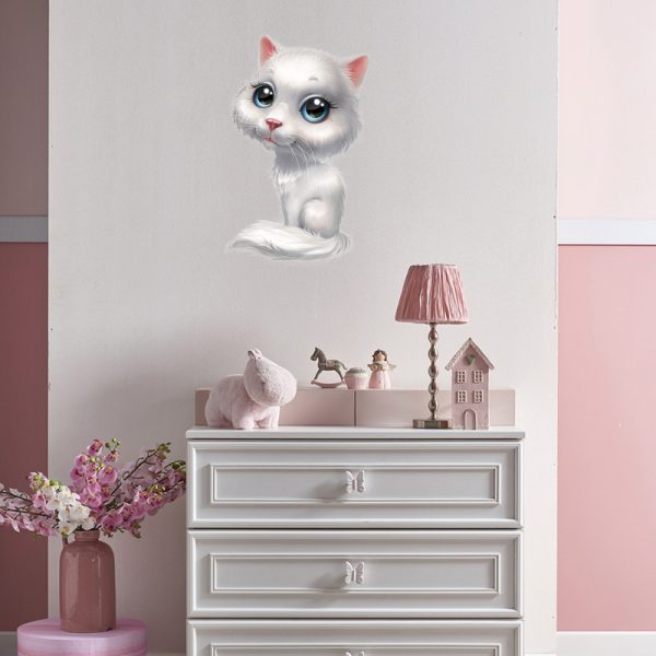 מדבקת קיר בעלי חיים - חתולה לבנה על קיר חדר ילדים.